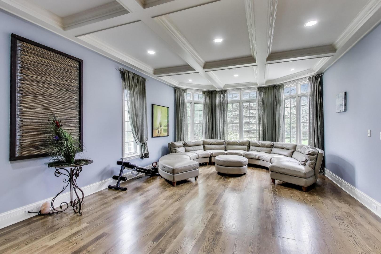 628 Greenwood Road Northbrook, IL 60062 - Photo 18 of 54 a living room with furniture and wooden floor