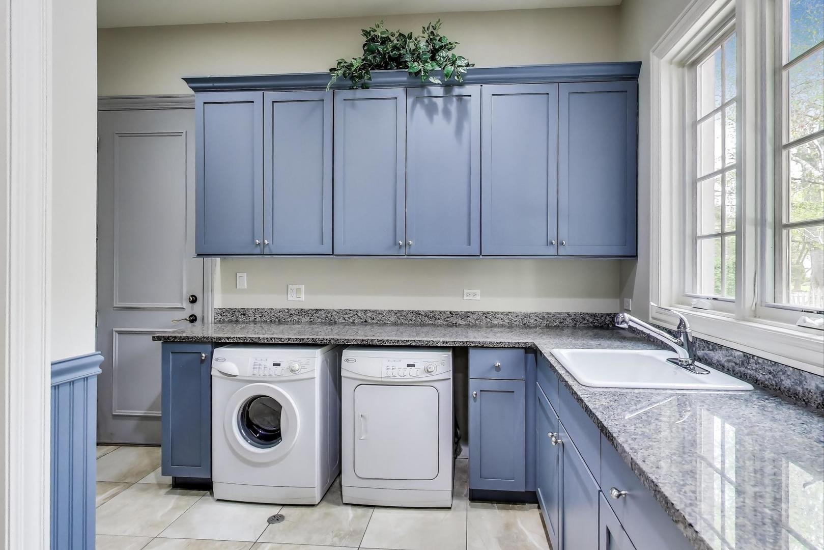 628 Greenwood Road Northbrook, IL 60062 - Photo 20 of 54 a kitchen with granite countertop a sink a stove and cabinets