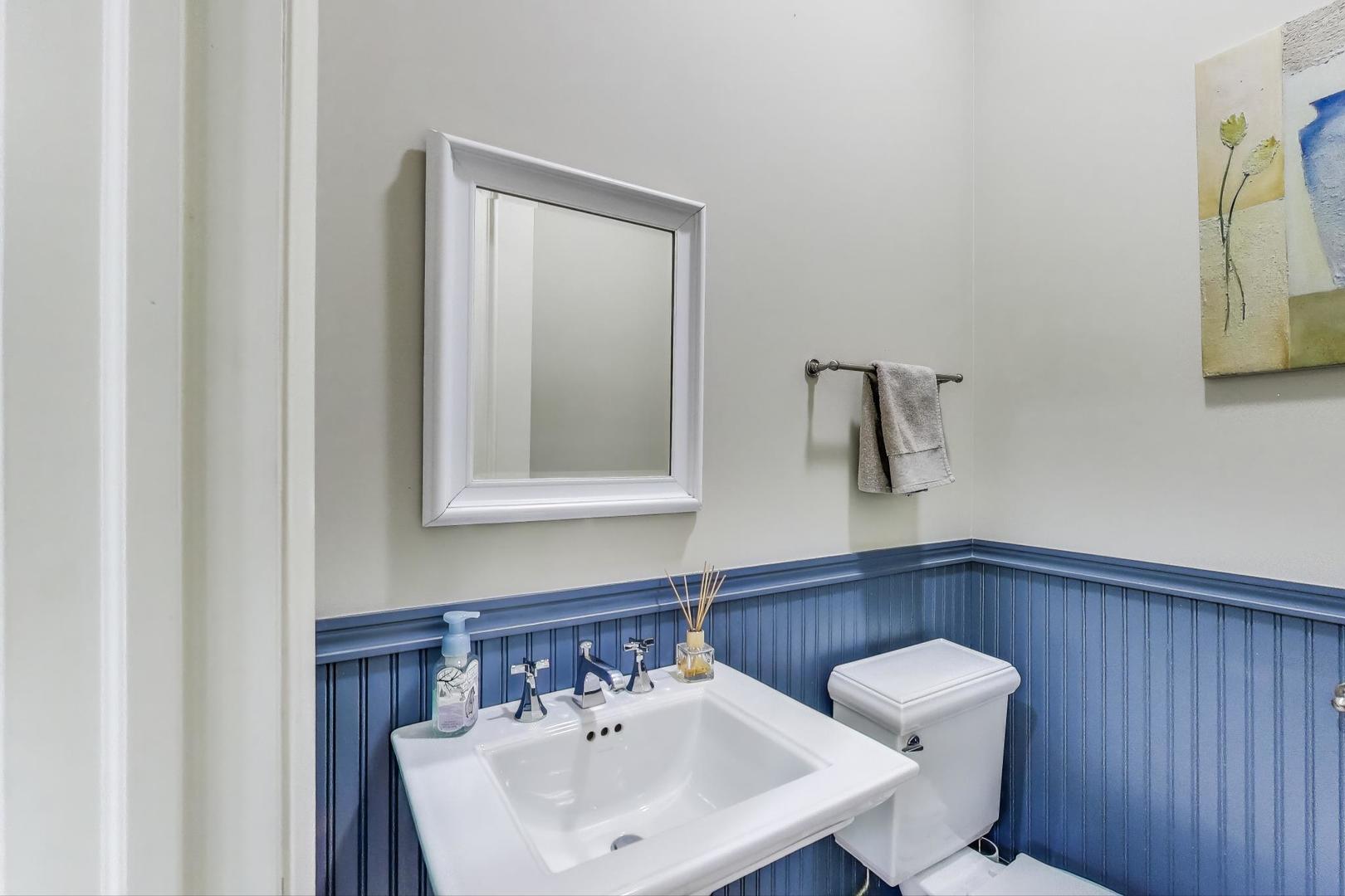 628 Greenwood Road Northbrook, IL 60062 - Photo 21 of 54 a bathroom with a toilet a sink and mirror