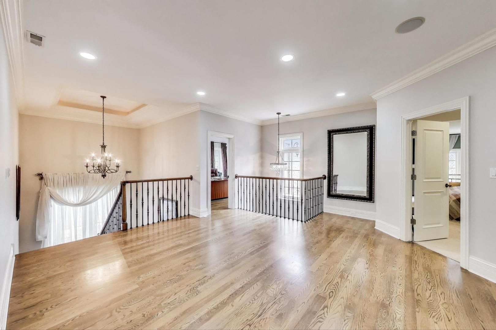 628 Greenwood Road Northbrook, IL 60062 - Photo 22 of 54 a view of a hallway