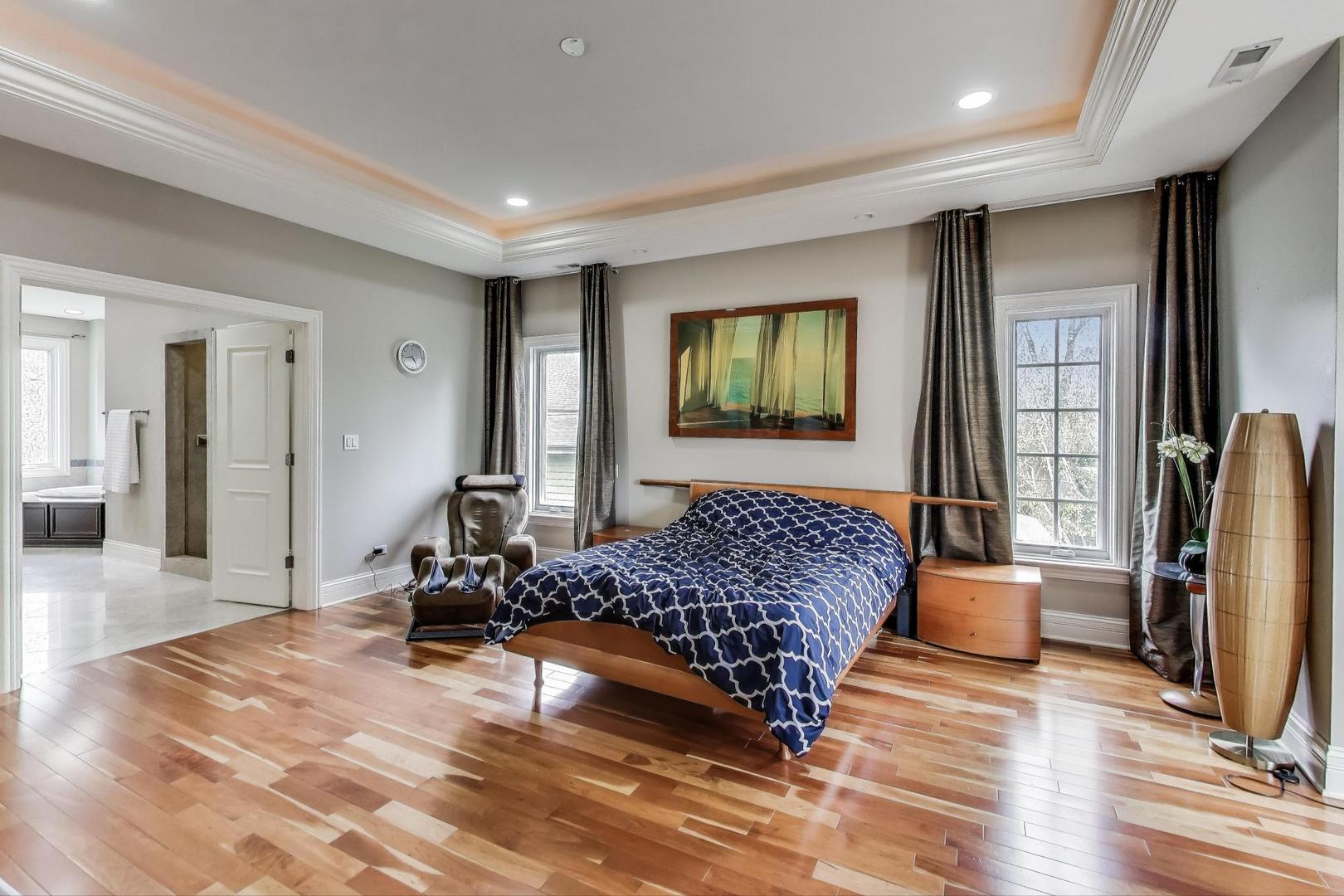 628 Greenwood Road Northbrook, IL 60062 - Photo 23 of 54 a living room with furniture and a flat screen tv