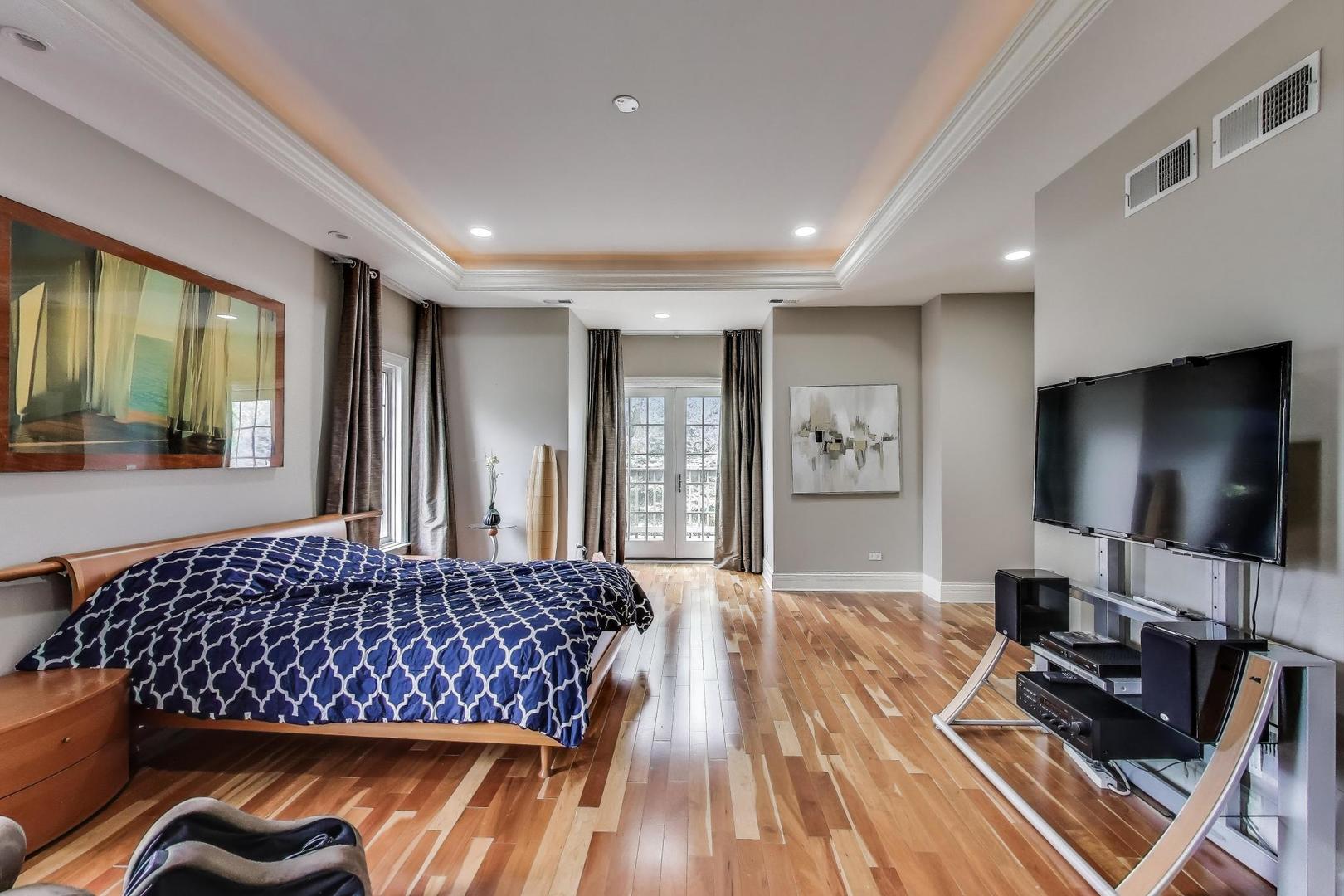 628 Greenwood Road Northbrook, IL 60062 - Photo 24 of 54 a living room with a flat screen tv and floor to ceiling window