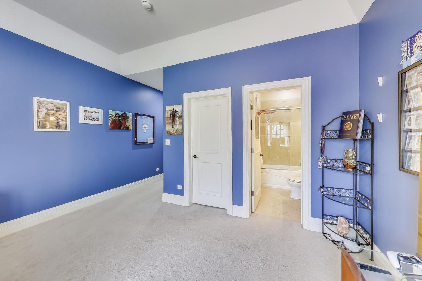 628 Greenwood Road Northbrook, IL 60062 - Photo 35 of 54 a view of an empty room