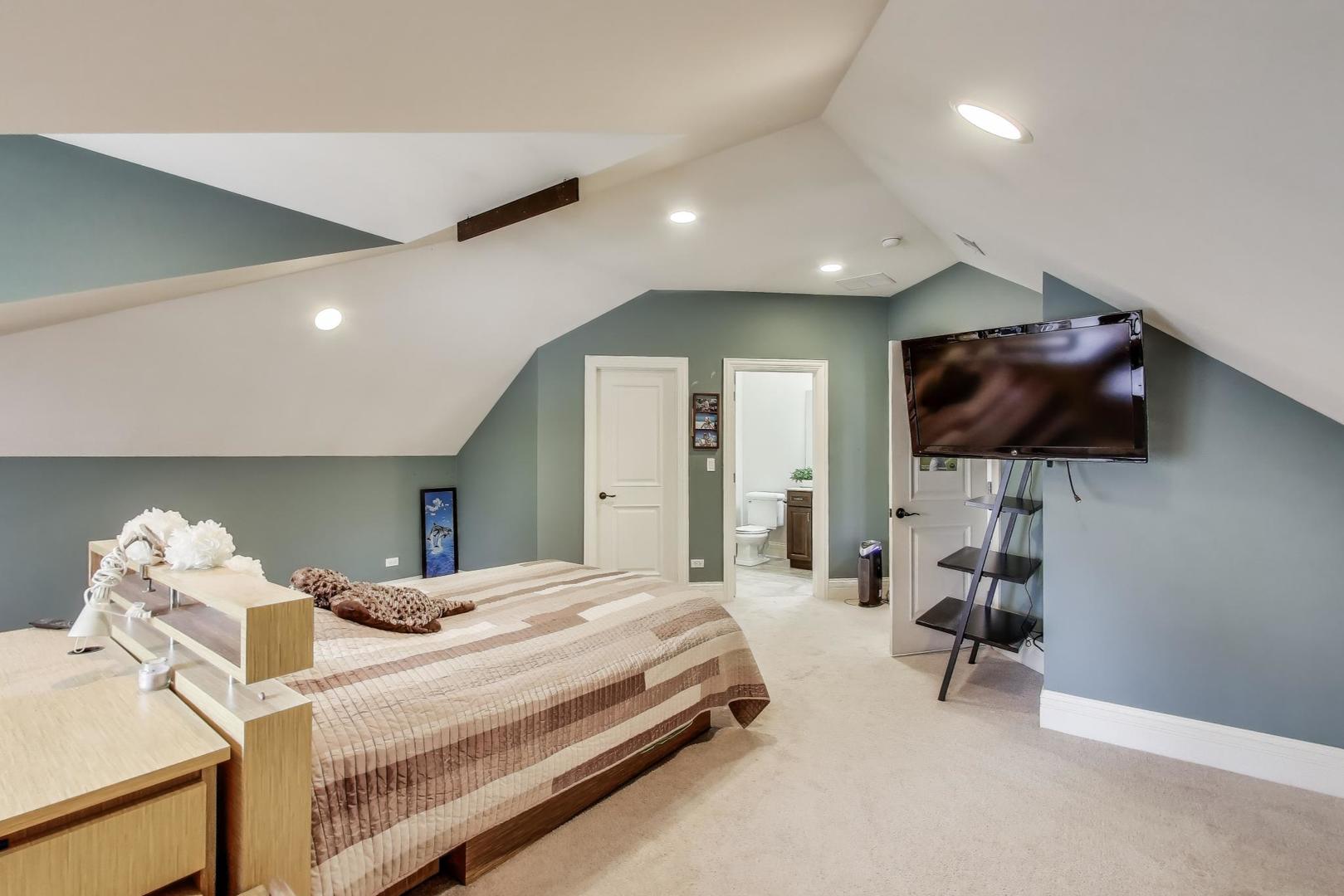 628 Greenwood Road Northbrook, IL 60062 - Photo 38 of 54 a bedroom with a bed and a flat screen tv