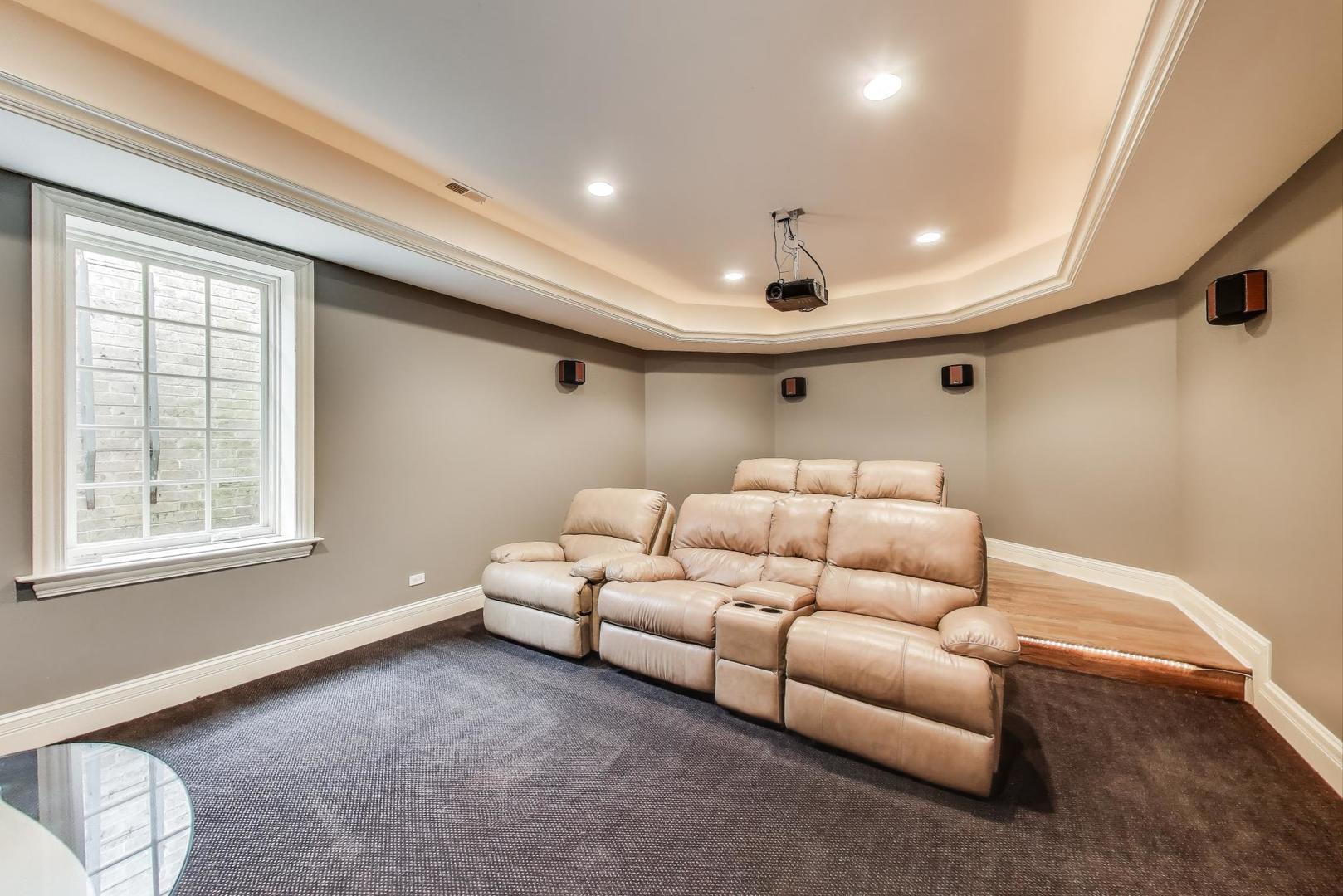 628 Greenwood Road Northbrook, IL 60062 - Photo 44 of 54 a living room with furniture and a large window