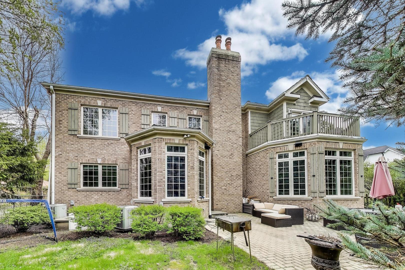 628 Greenwood Road Northbrook, IL 60062 - Photo 47 of 54 a front view of a building with garden