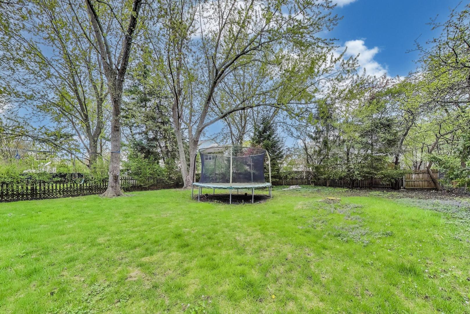 628 Greenwood Road Northbrook, IL 60062 - Photo 49 of 54 a backyard of a house with table and chairs