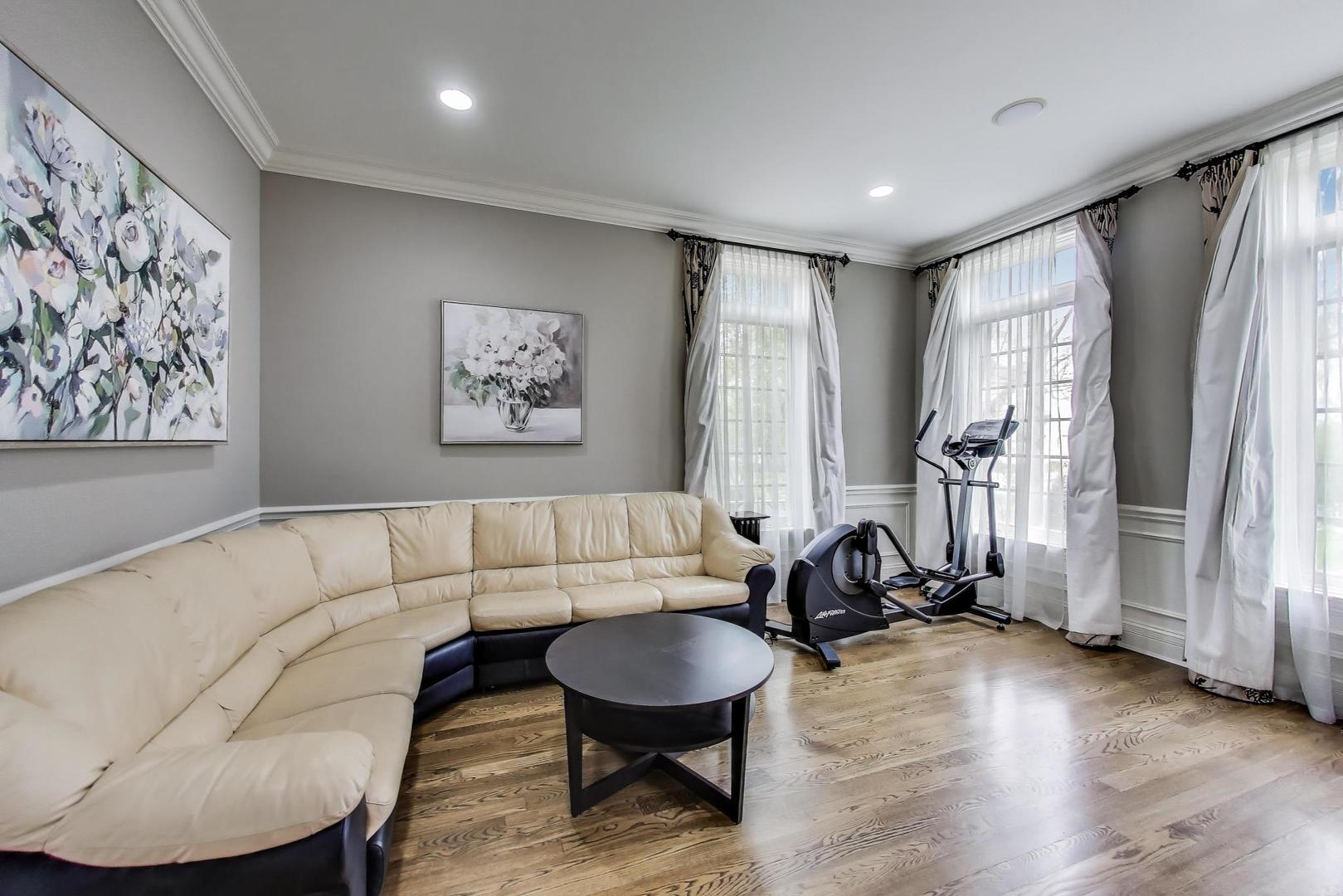 628 Greenwood Road Northbrook, IL 60062 - Photo 10 of 54 a living room with furniture and a large window