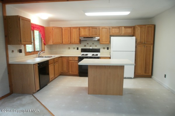 224 Rocky Road Cresco, PA 18326 - Photo 2 of 10 kitchen