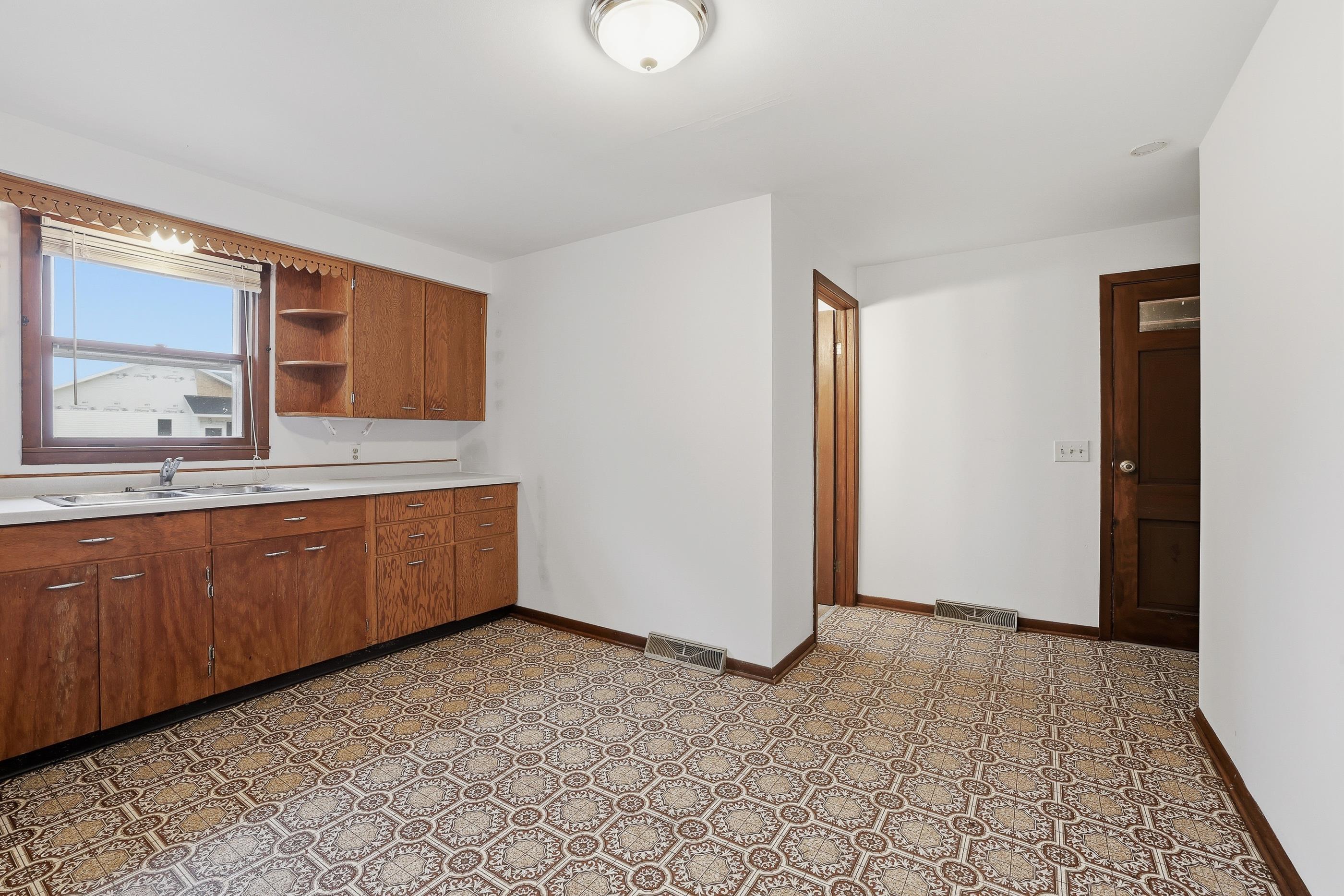 331 2nd Street Rosholt, WI 54473 - Photo 7 of 28