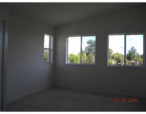 3191 Laurel Ridge Circle Riviera Beach, FL 33404 - Photo 5 of 9 Additional Photo