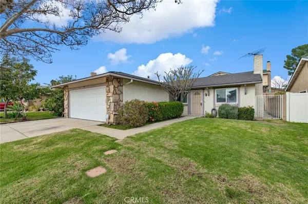 a view of a house with backyard and garden