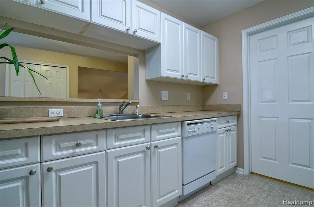 5358 Brookemonte Circle Rochester, MI 48306 - Photo 8 of 38