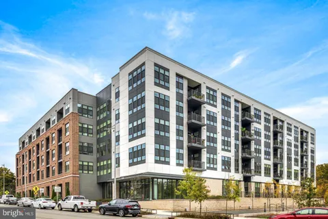 $3,950 | 1761 Old Meadow Road, Unit 413, McLean, VA 22102