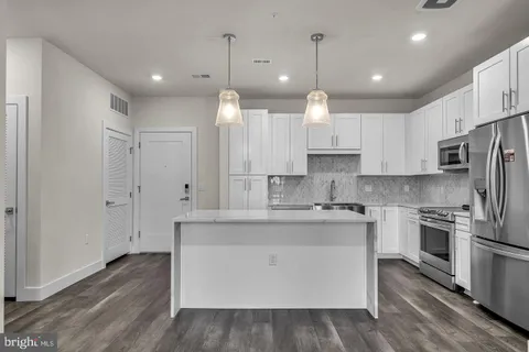 $3,950 | 1761 Old Meadow Road, Unit 413, McLean, VA 22102