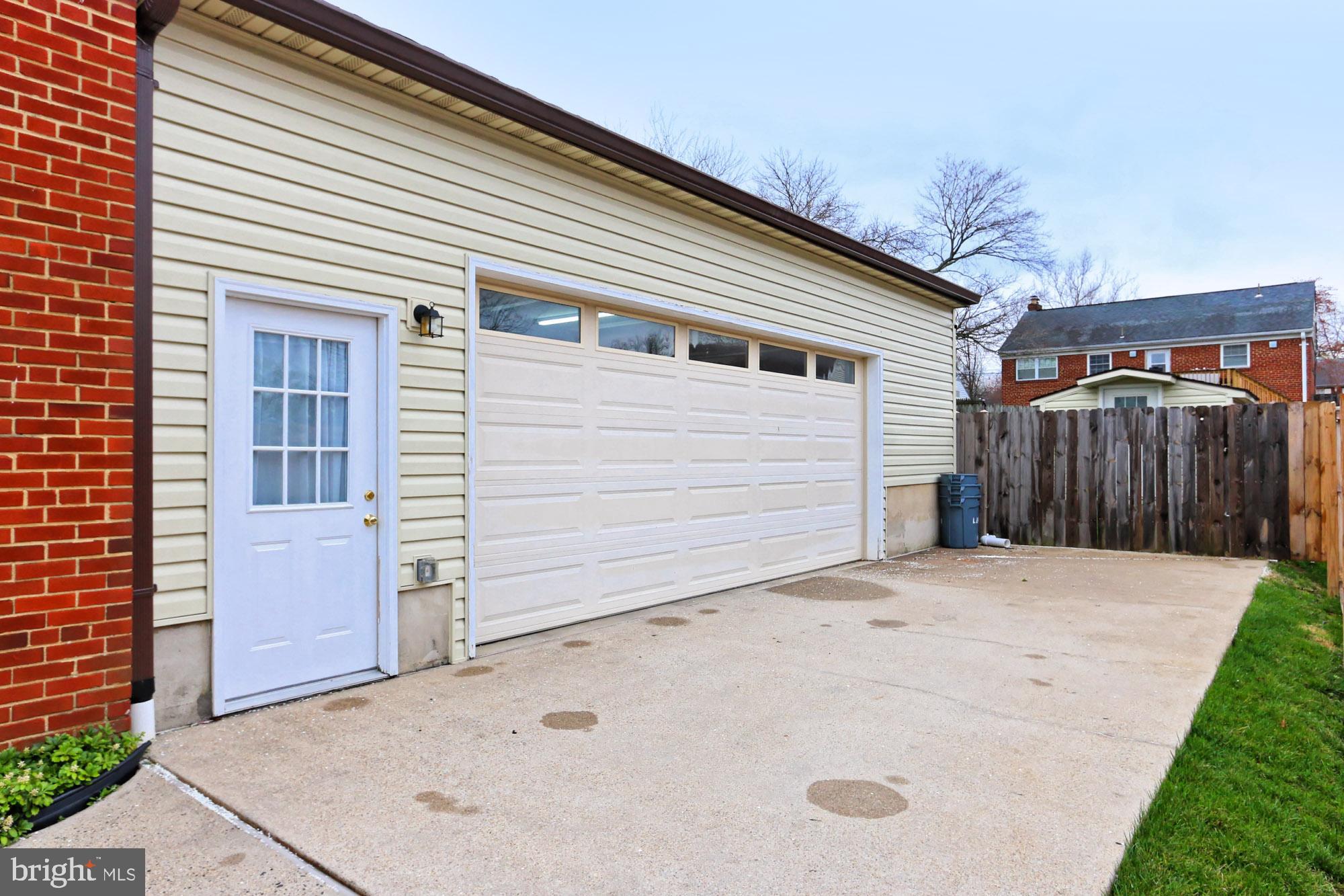 5906 Craig Street Springfield, VA 22150 - Photo 41 of 54 Separate ent into garage and newer garage door