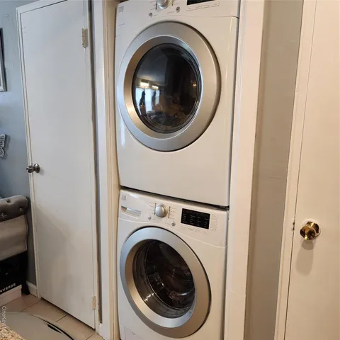 a close up view of a washer and dryer