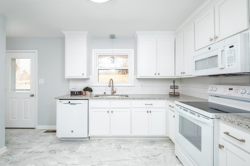 2546 Hermitage Road Waynesboro, VA 22980 - Photo 3 of 16 Gallery Image 3