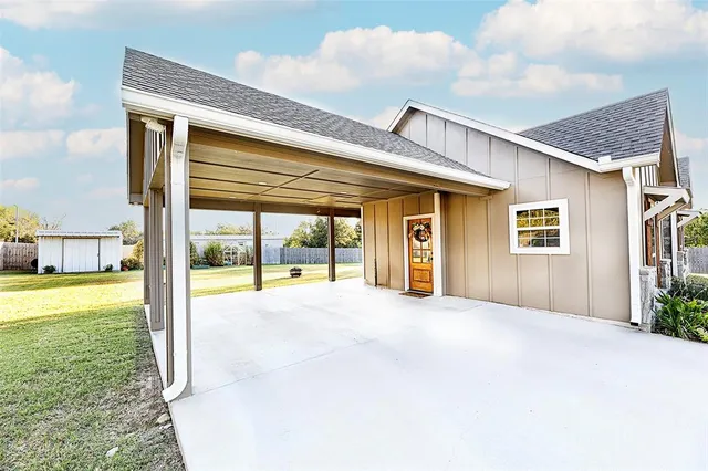 a view of a house with backyard and porch