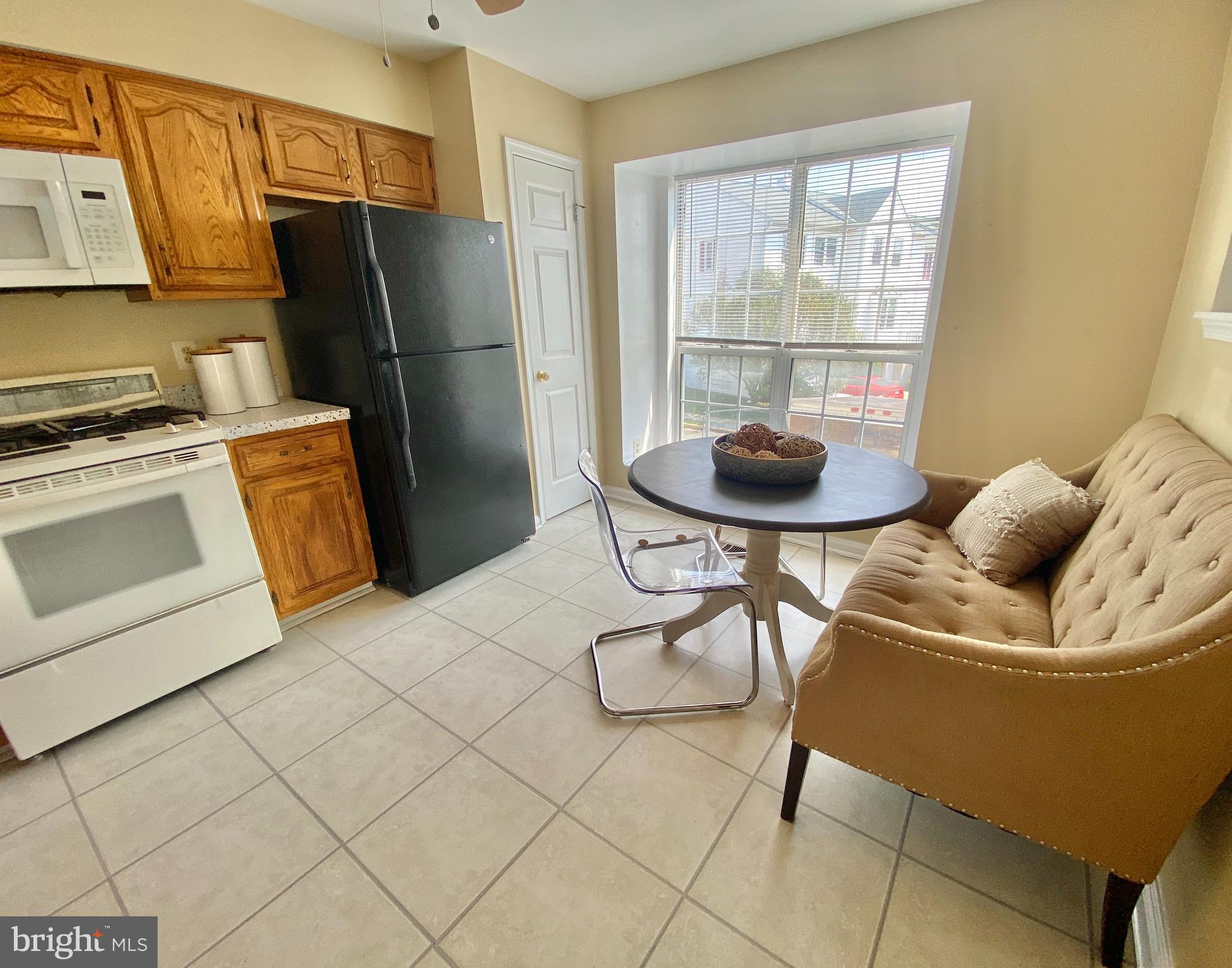 6817 Signature Circle Alexandria, VA 22310 - Photo 2 of 25 a kitchen with stainless steel appliances a stove a refrigerator and a table