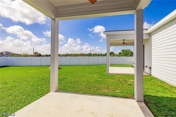 a view of a back yard