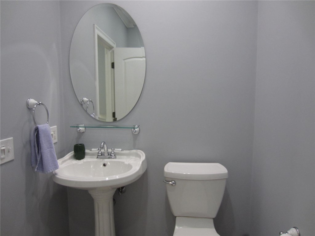 205 Colvintown Road Coventry, RI 02831 - Photo 33 of 40 Second Floor Full Bath