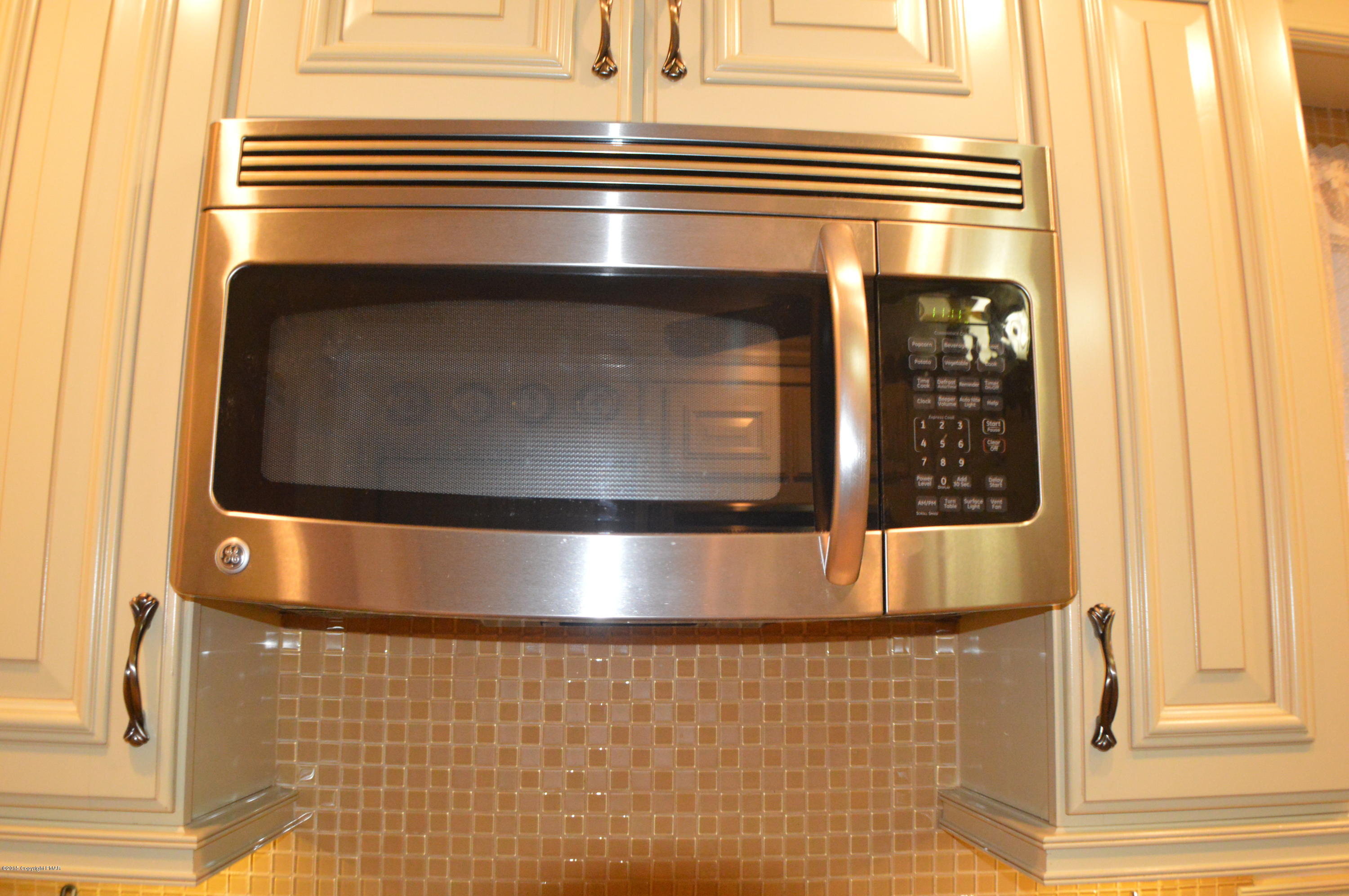 2105 Laurel Ridge Road East Stroudsburg, PA 18302 - Photo 16 of 82 Microwave