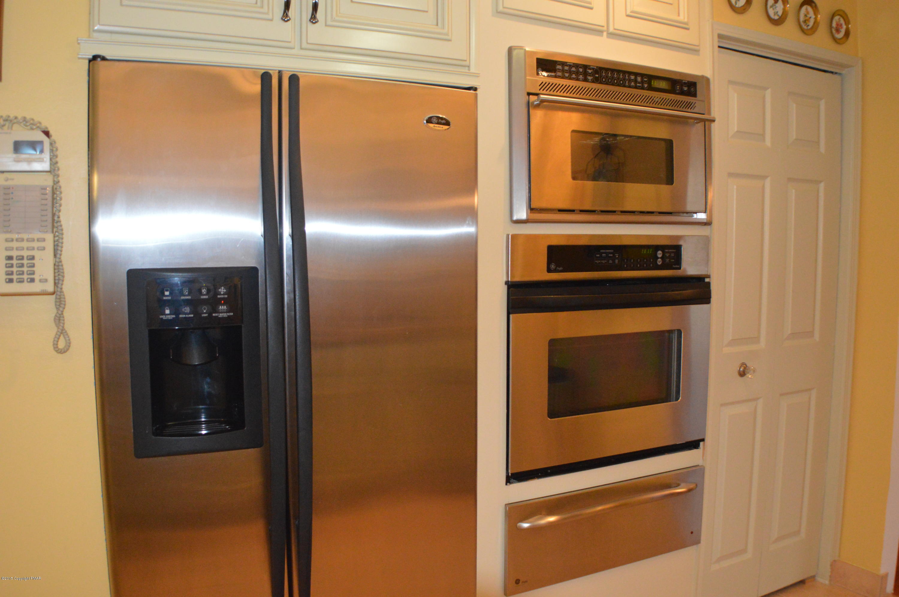 2105 Laurel Ridge Road East Stroudsburg, PA 18302 - Photo 4 of 82 Ref and wall ovens