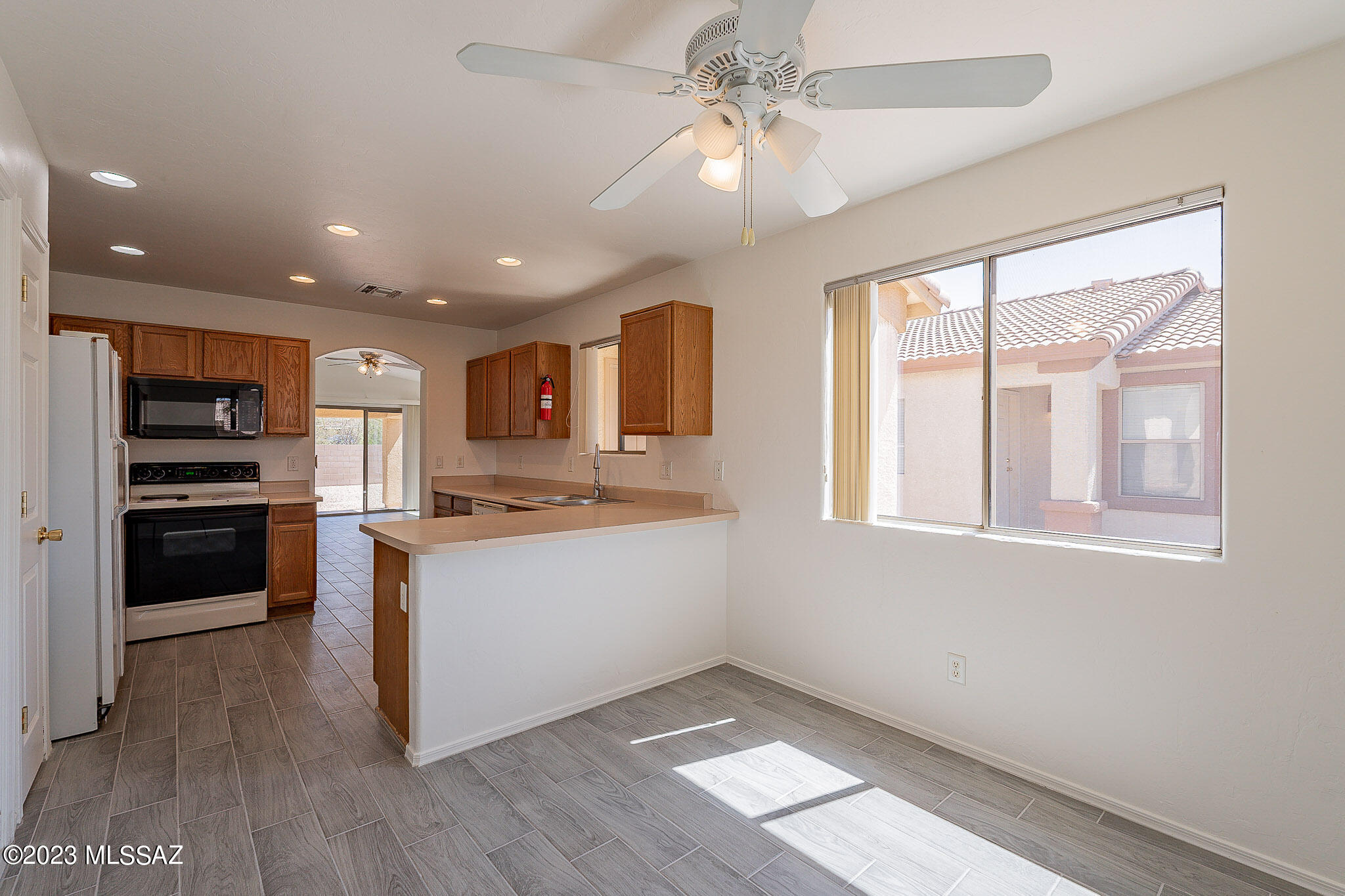8513 East Sarnoff Ridge Loop Tucson, AZ 85710 - Photo 2 of 33