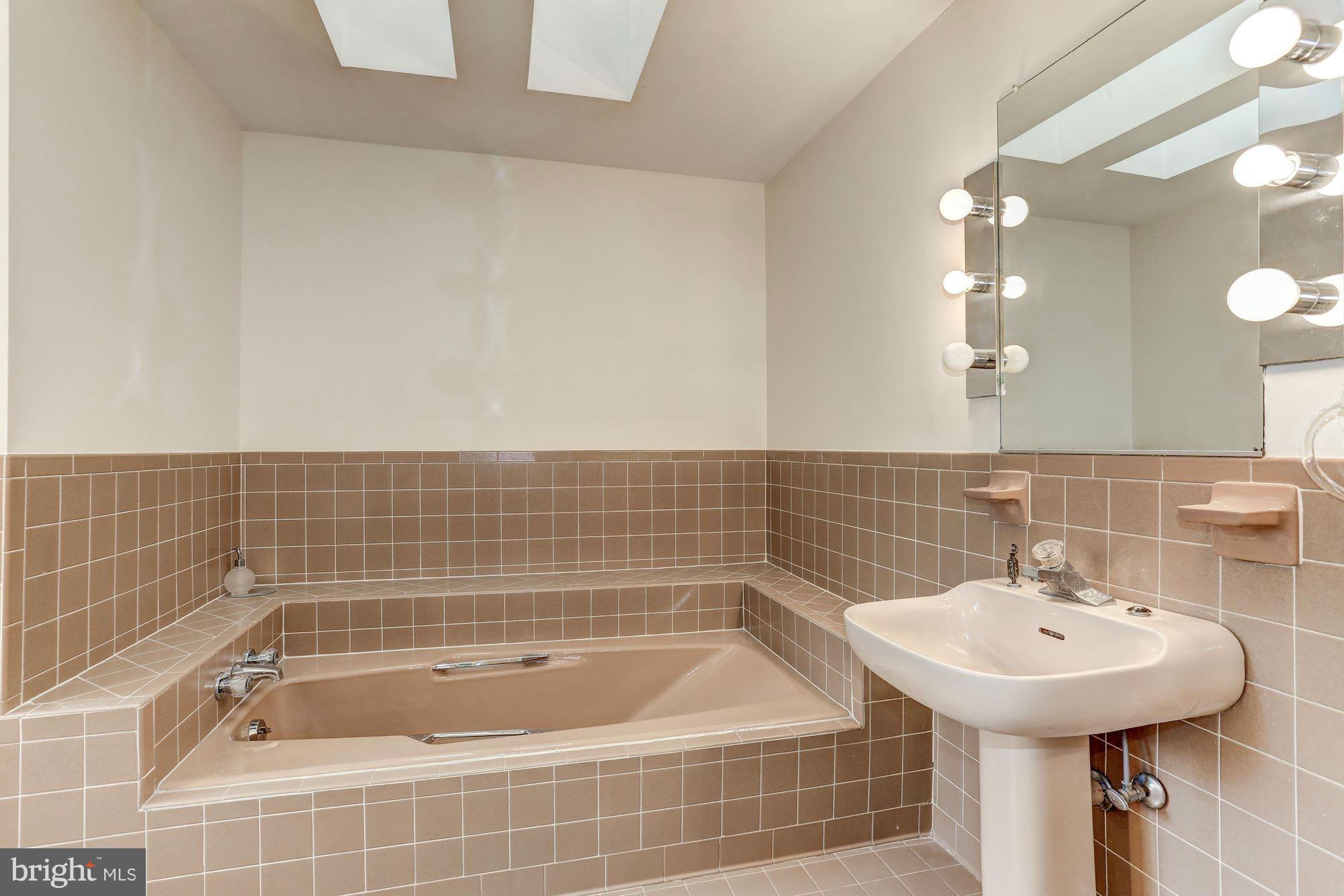 7315 Hooking Road McLean, VA 22101 - Photo 19 of 30 Bath