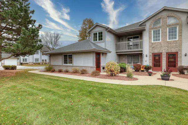 $245,000 | 823 Quinlan Drive, Unit E, Pewaukee, WI 53072