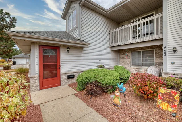 $245,000 | 823 Quinlan Drive, Unit E, Pewaukee, WI 53072