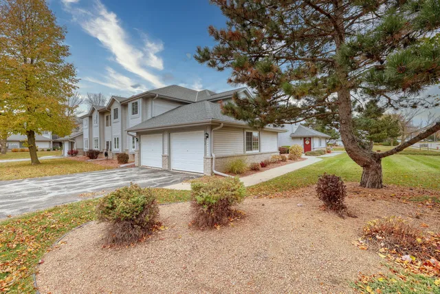 $245,000 | 823 Quinlan Drive, Unit E, Pewaukee, WI 53072