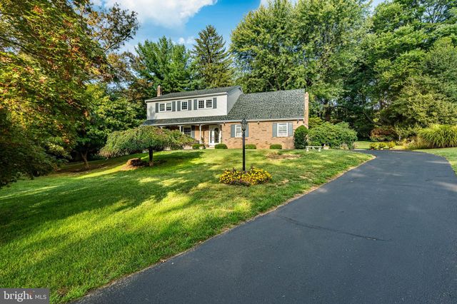 a view of a house with backyard and garden