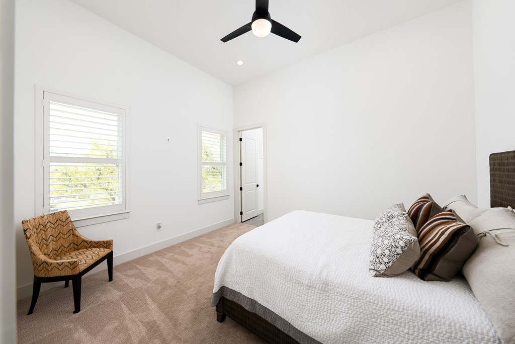 1029 Club House Road Kerrville, TX 78028 - Photo 32 of 62 a bedroom with a bed and a chair