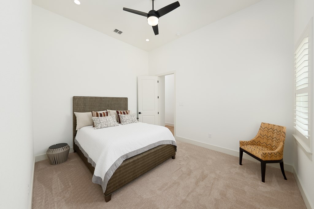 1029 Club House Road Kerrville, TX 78028 - Photo 33 of 62 a bedroom with a bed and chair