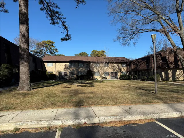 $2,300 | 55 Pinebrook Place, Bay Shore, NY 11706