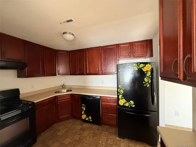 $2,300 | 55 Pinebrook Place, Bay Shore, NY 11706