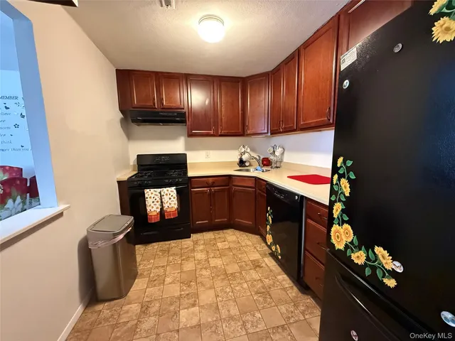 $2,300 | 55 Pinebrook Place, Bay Shore, NY 11706