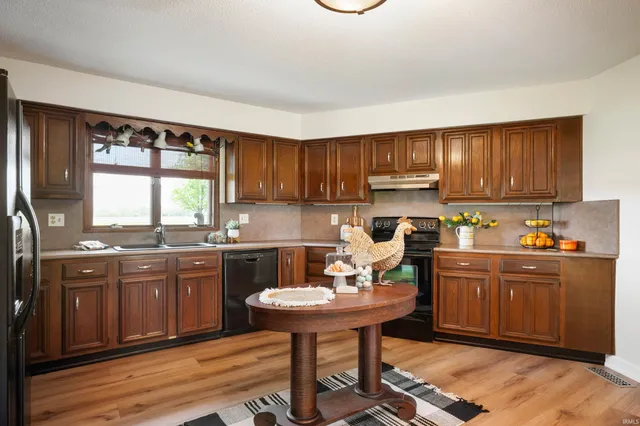 $535,000 | 2141 County Rd N 100 East, Hartford City, IN 47348