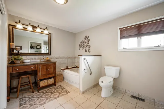 $535,000 | 2141 County Rd N 100 East, Hartford City, IN 47348