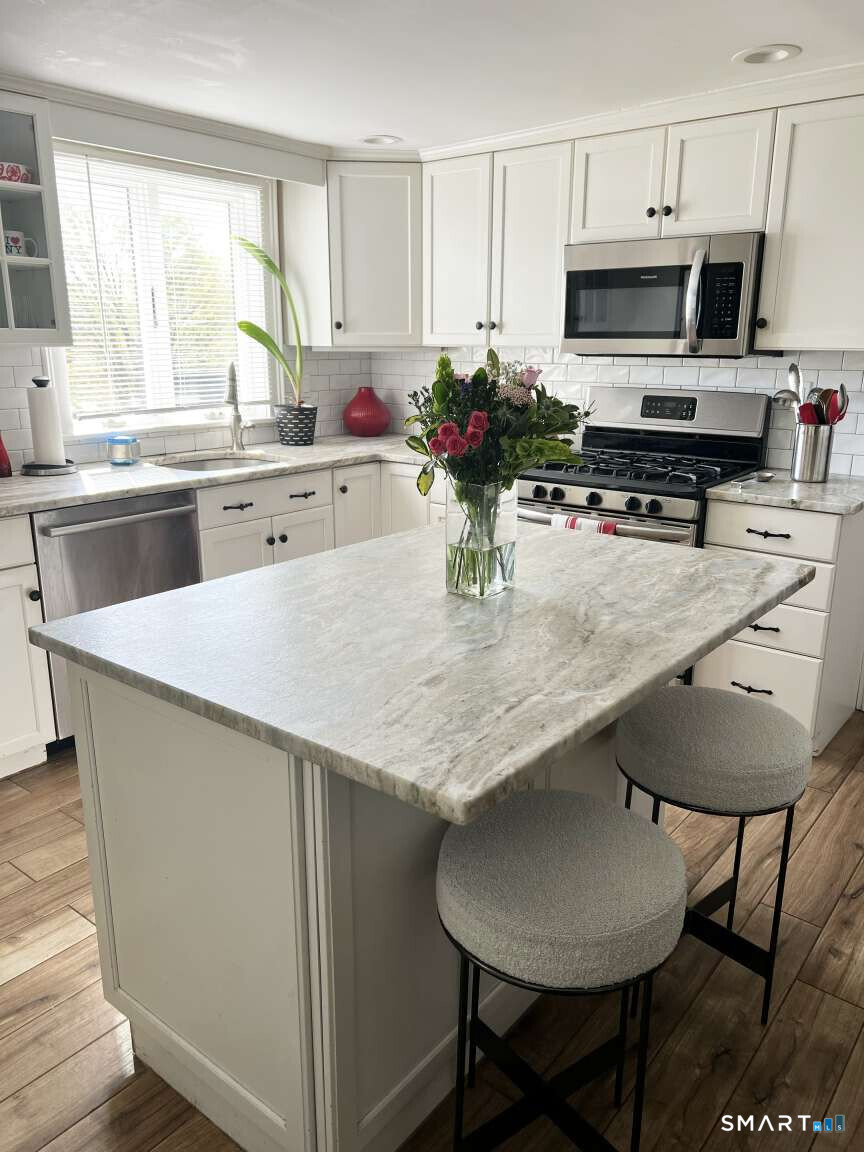 268 Ridgewood Road West Hartford, CT 06107 - Photo 7 of 17