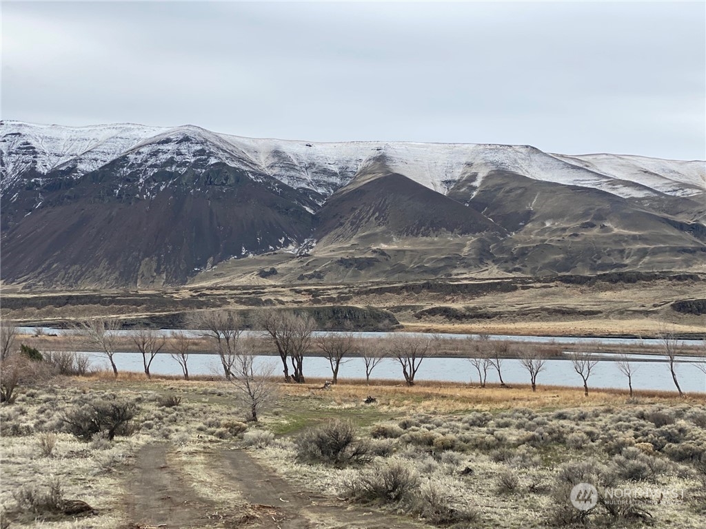 16154 Highway 243 Beverly, WA 99321 - Photo 22 of 37 a view of a road with an ocean view