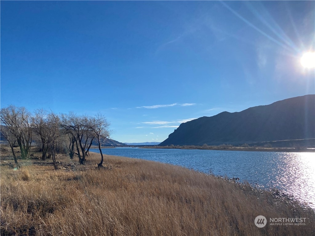 16154 Highway 243 Beverly, WA 99321 - Photo 30 of 37 a view of an ocean and mountain