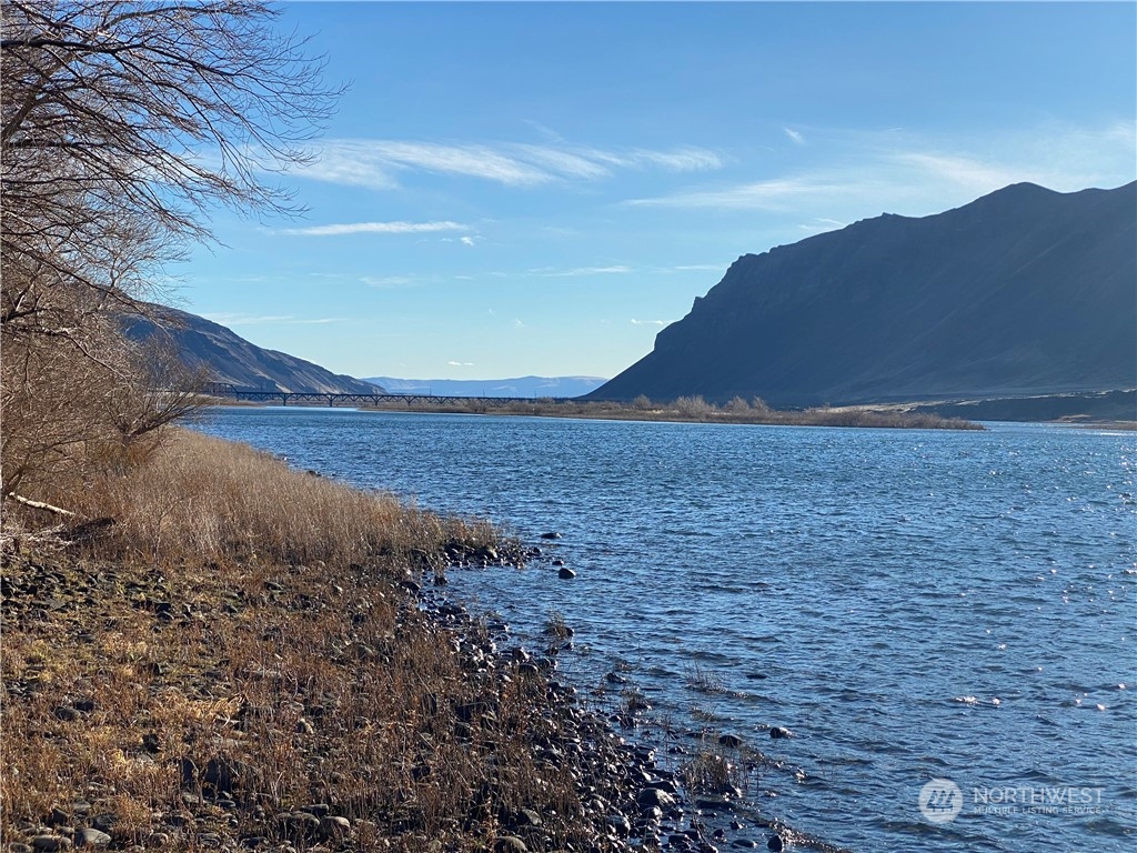 16154 Highway 243 Beverly, WA 99321 - Photo 10 of 37 a view of a dry yard