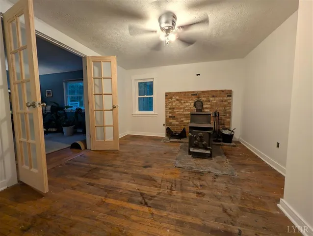 a view of livingroom with furniture