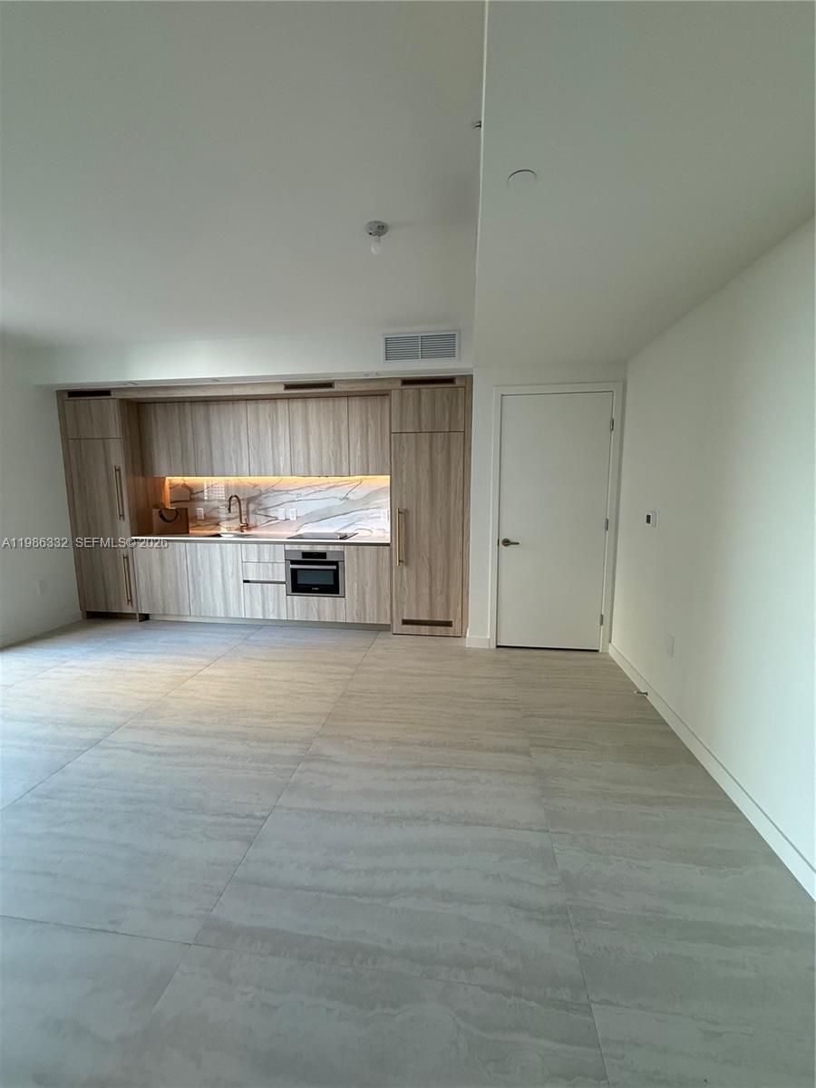 77 Southeast 5th Street, Unit 2015 Miami, FL 33131 - Photo 13 of 70 a big room with closet and windows