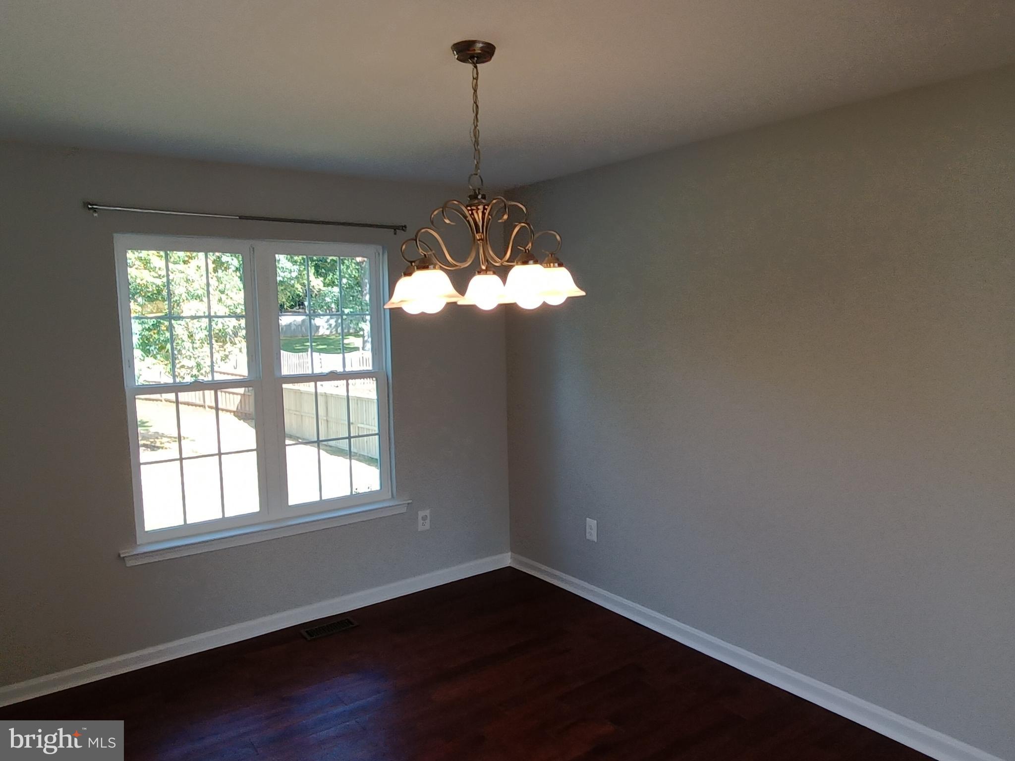 345 Silver Ridge Drive Sterling, VA 20164 - Photo 12 of 36