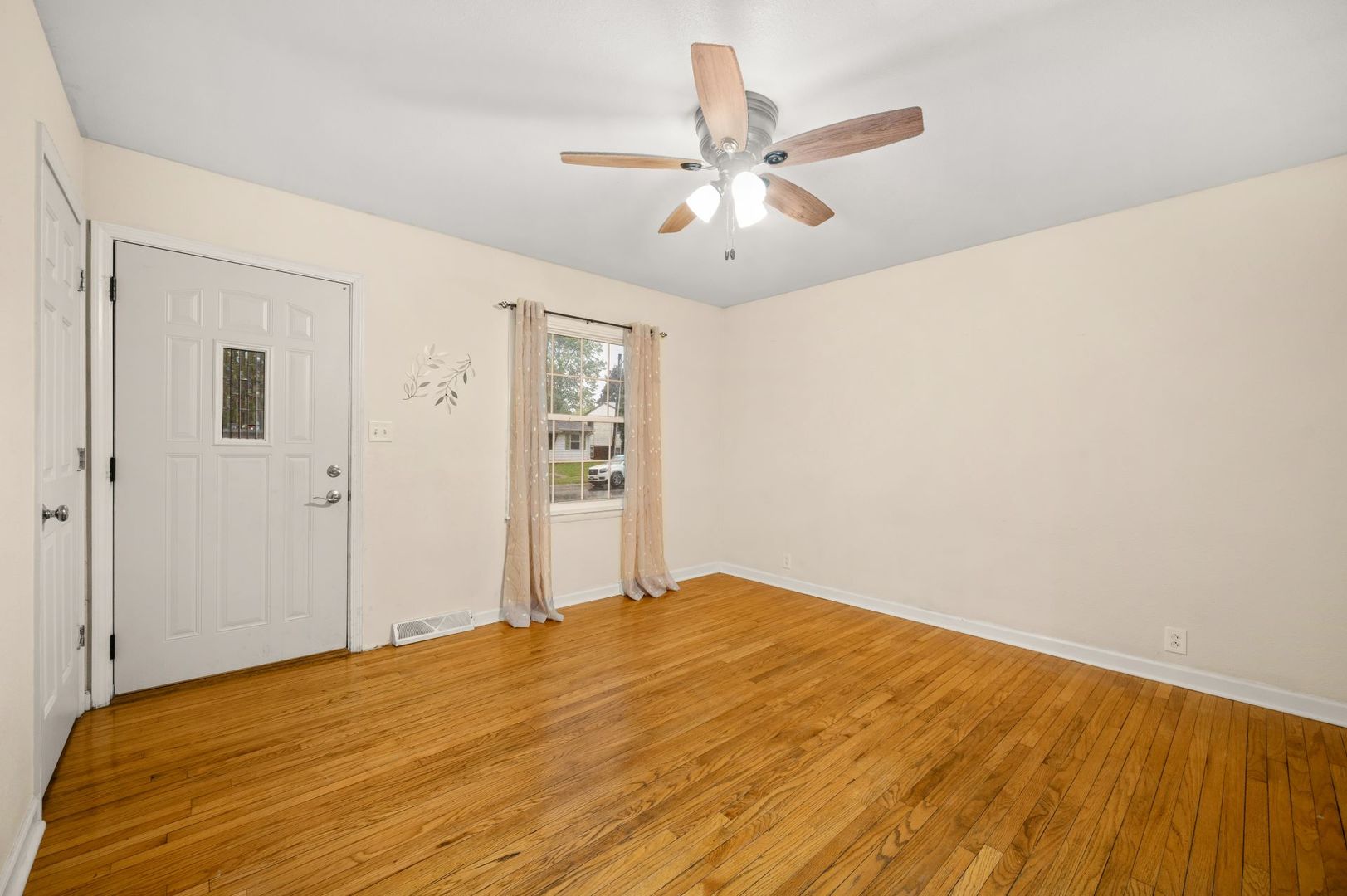 927 Lakeview Drive Rochelle, IL 61068 - Photo 4 of 22 Gallery Image 4
