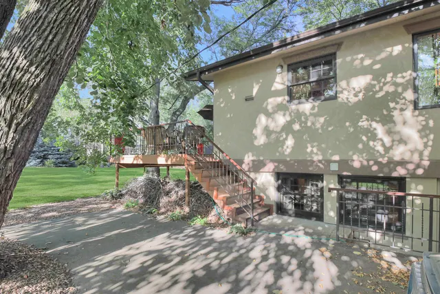 a view of a yard in front of house